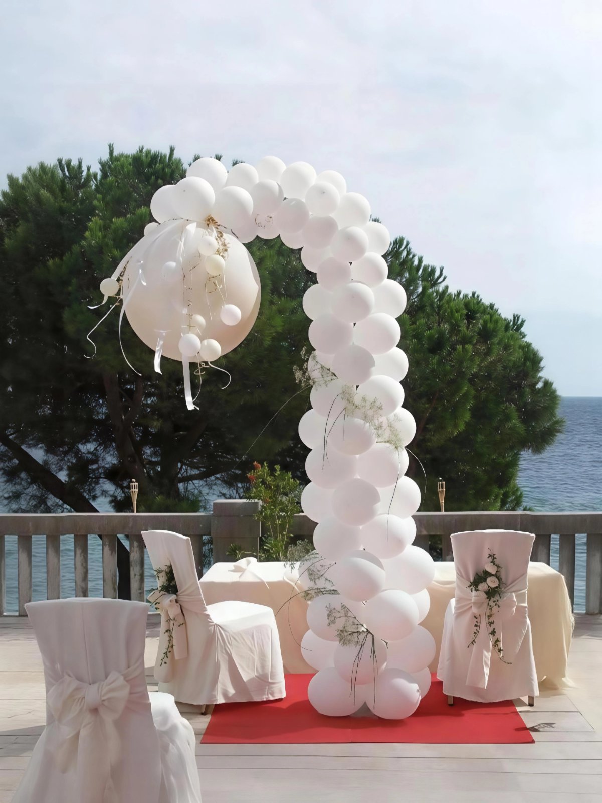 atraktivna eksplozija na stupu od balona