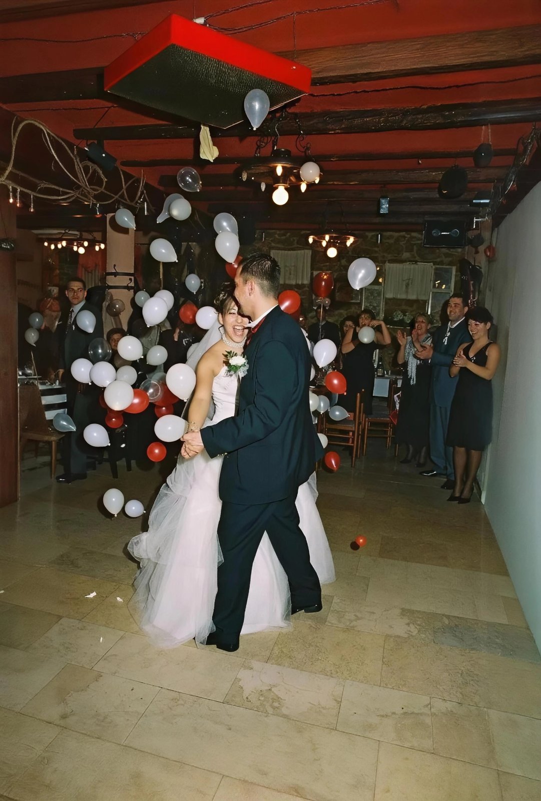 Kiša balona za vrijeme prvog plesa mladenaca